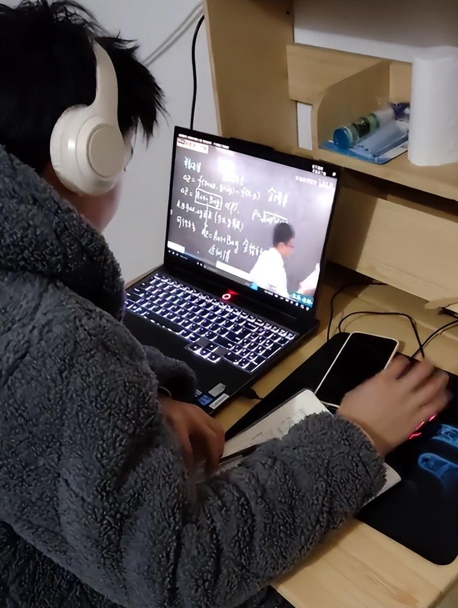 乐鱼体育官网平台-“家境差回去也只能玩手机”，大学生戳中父母痛处：穷就别提要求